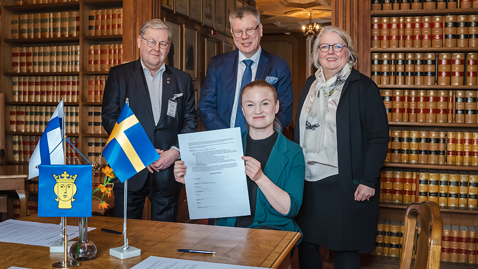 Representantives of the partnership with the signed document
