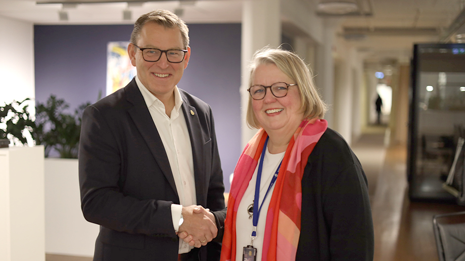 Erik Eklund and Magdalena Bosson shaking hands